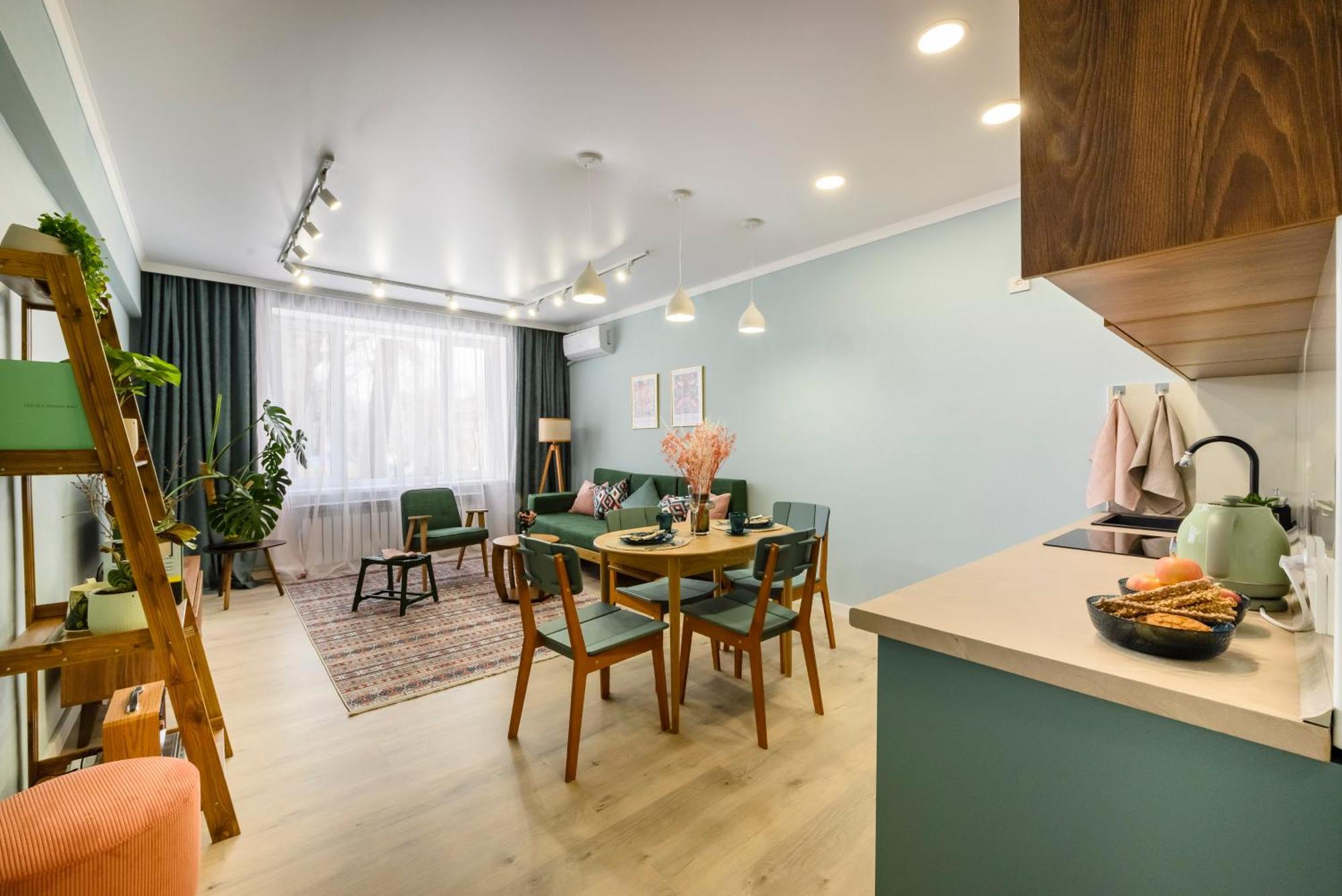 Mid-Century Charm Apartments В Центре Алматы Buitenkant foto